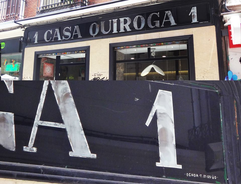 Casa Quiroga Rughara plateado y esmaltes sintéticos sobre cristal en inversa. Por OCHOA, un clásico de los rótulos de Madrid centro en los 70 80 — en Casa Quiroga.